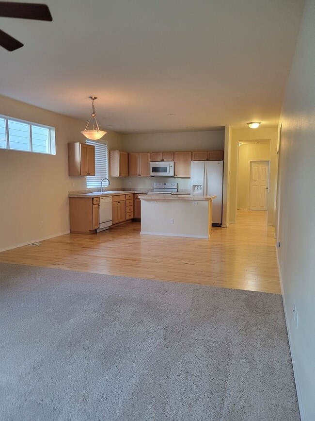 Building Photo - Beautiful 3 bedroom Rambler in perfect location