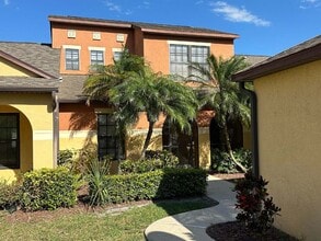 Building Photo - Beautiful Townhome