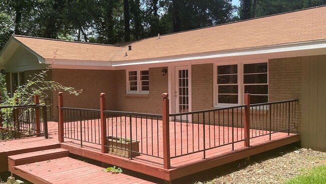 Building Photo - 1813 Dogwood Dr