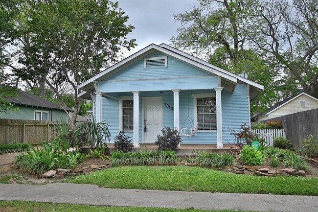 Primary Photo - Beautifully updated 3BR/2BA Bungalow in de...