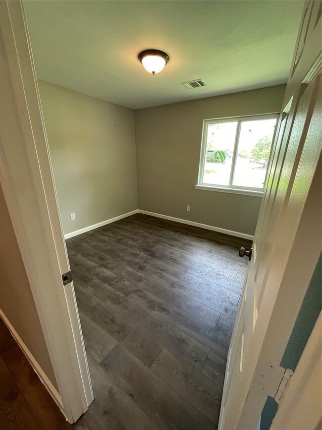 Building Photo - 2734 Ash Rd