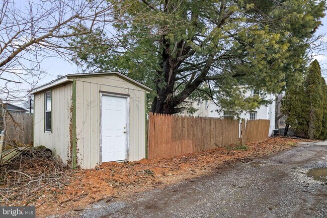 Building Photo - 716 E Railroad Ave