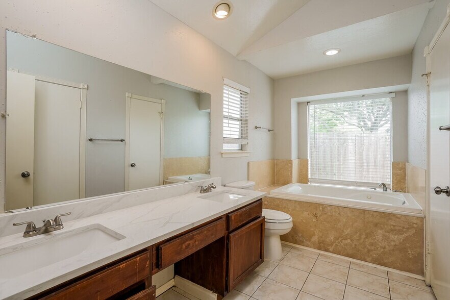 Building Photo - 16746 Summer Dawn Ln