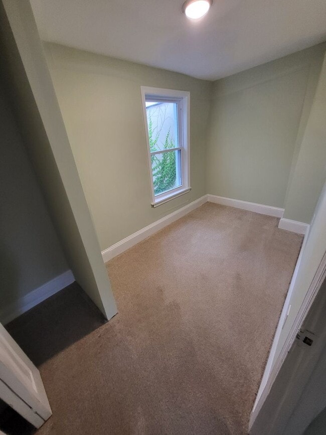 Building Photo - 2 Bed 1 Bath with a Bonus Room in Basement