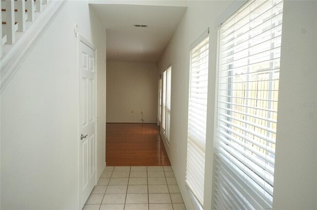 Building Photo - 402 S Willow Ave