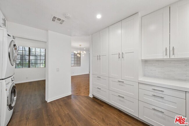 Building Photo - 2031 S Bentley Ave