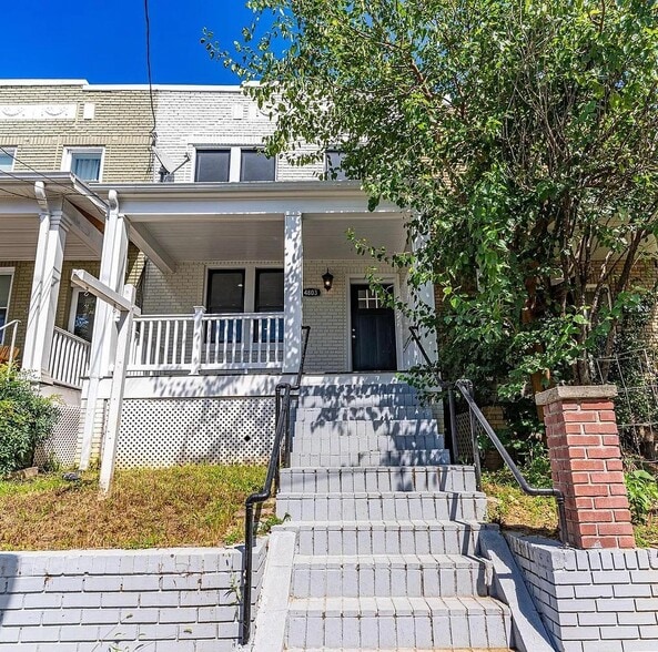 Primary Photo - Elegant Petworth townhouse near Rock Creek...