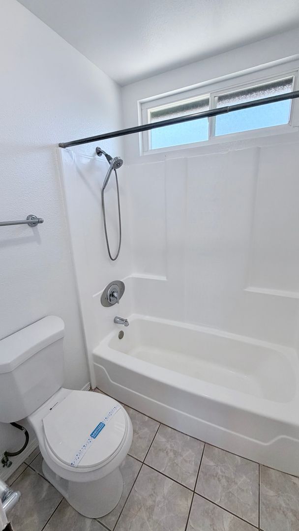 Building Photo - Charming 2 Bed / 1.5 Bath Townhome in the Heart of University Heights – Gated Community with Assi...