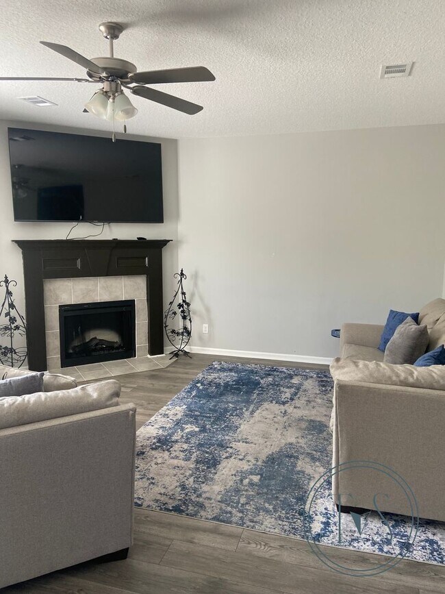 Building Photo - SPRING MOVE-IN SPECIAL AND RATE DROP ALERT...