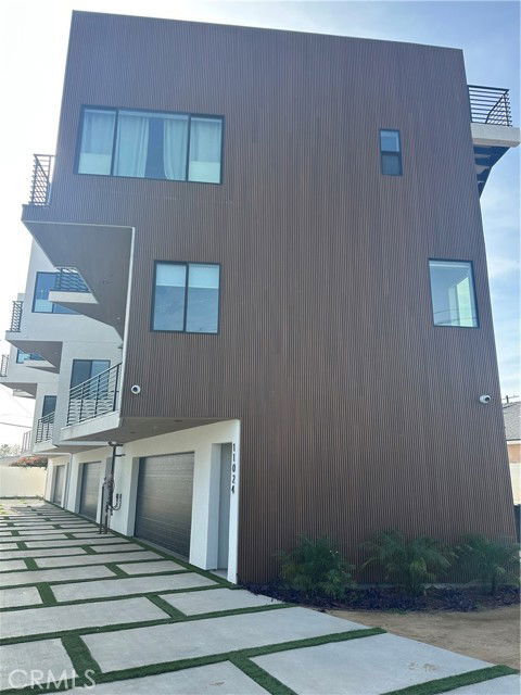 Building Photo - 11024 Oxnard St