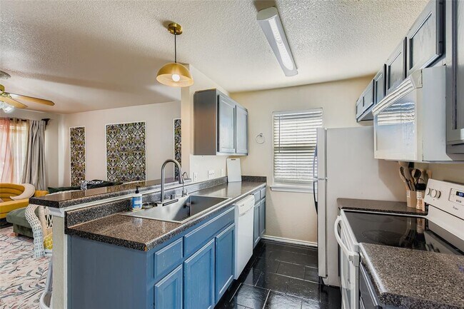 Building Photo - 930 Panorama Dr