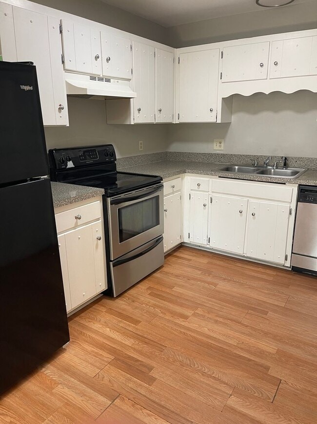 Building Photo - 3 bedroom 2 bath Hermitage duplex
