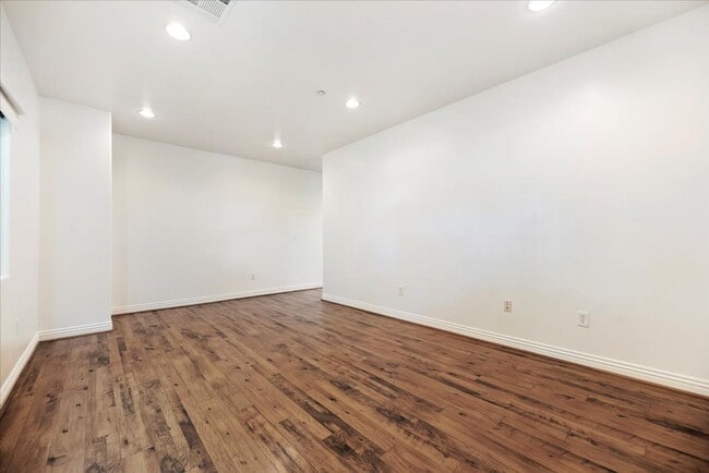 Building Photo - 637 N Fairview St