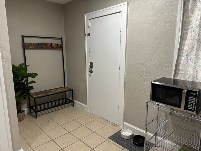 Building Photo - 2 Bedroom Home With 1 Car Garage