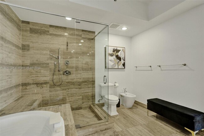 Building Photo - 15901 Collins Ave