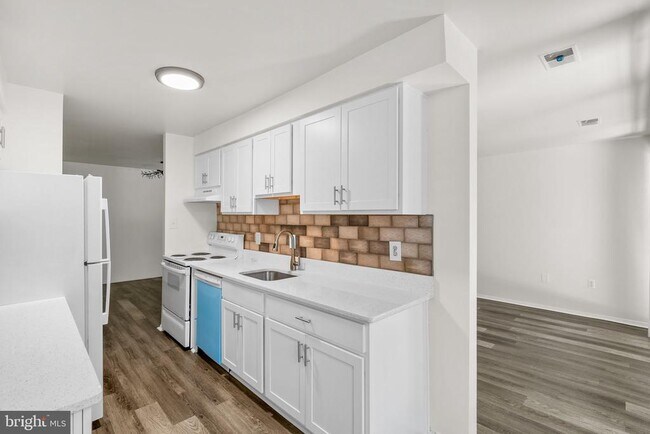 Building Photo - 435 Christopher Ave