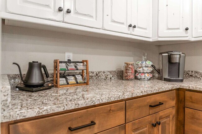 Building Photo - 451 W 200 S