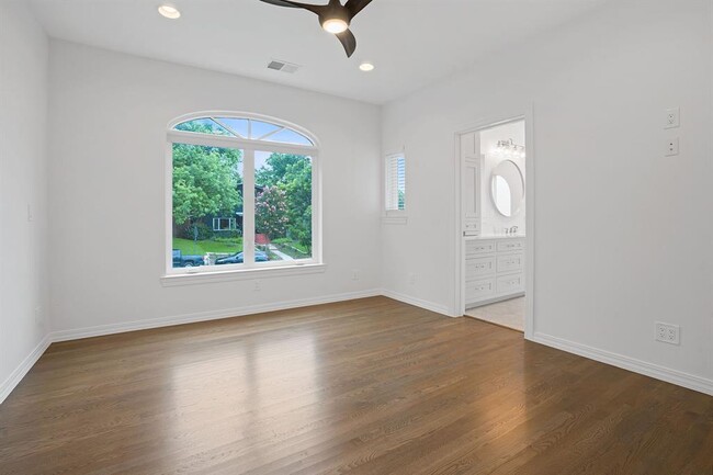 Building Photo - 2110 Travis Heights Blvd