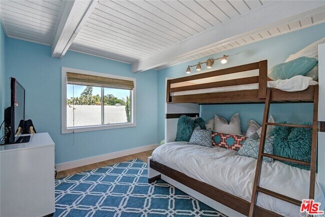 Building Photo - 1438 Santiago Dr