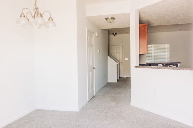 Building Photo - 3 BR/ 2.5 BA Townhome in Somerset Springs ...