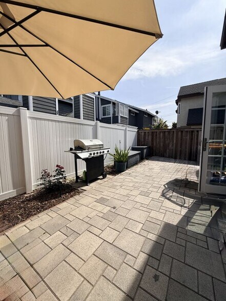 Building Photo - 2165 Canyon Dr