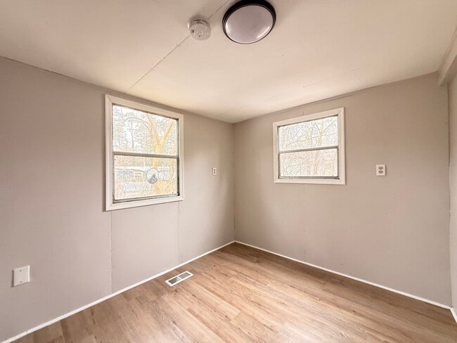 Building Photo - Updated 3 Bedroom House FOR RENT in Laurel Lakes $1550