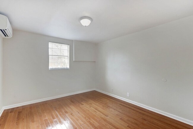 Building Photo - One block from Historic District - Renovated Two Bedroom