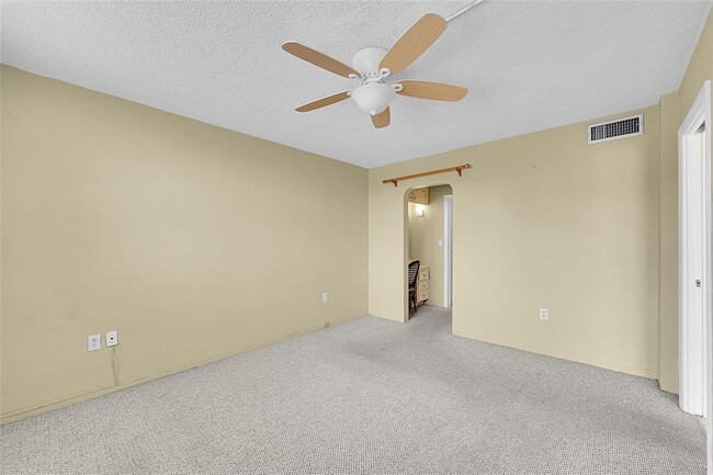 Building Photo - 2859 Leonard Dr