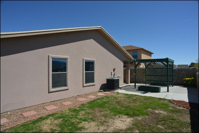 Building Photo - 10045 Paloma Dr