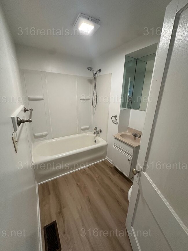 Building Photo - $1095- 3 bed 1 bath - Single Family Home
