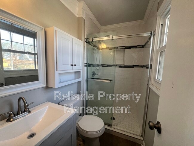 Building Photo - 222 Oakdale Ave