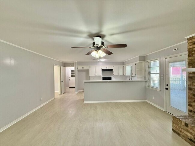 Building Photo - Charming 3-Bedroom Home! Tour Today!