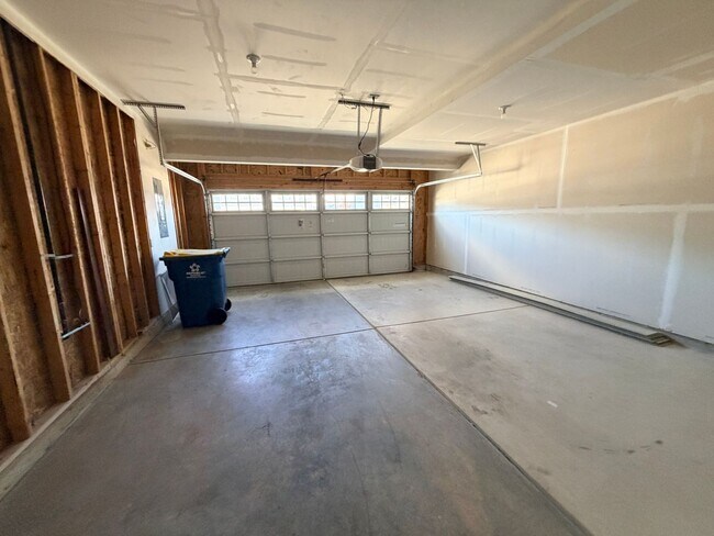 Building Photo - 15545 Westmoor Ave