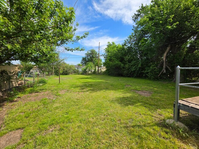 Building Photo - 3 Bed 1 Bath Home in Shawnee!