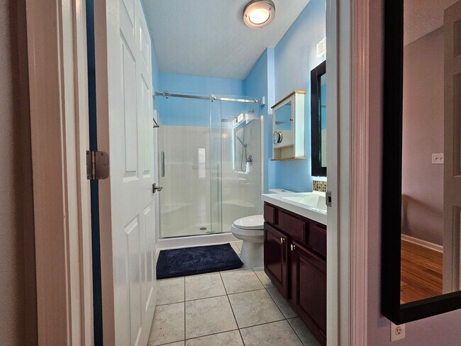 Building Photo - Top floor 3/2 unit in the gated Summer Key...