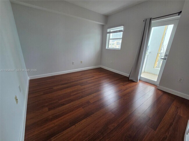 Building Photo - 471 NE 25th St