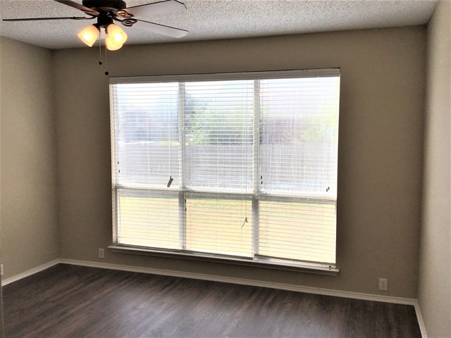 Building Photo - 304 Double Oak Ln