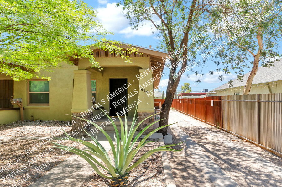 Building Photo - 826 E 6th St