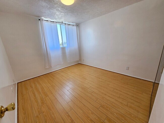 Building Photo - 2 Bed/ 2 Bath, TOP FLOOR CONDO