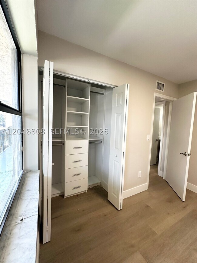 Building Photo - 2540 W 67th Pl