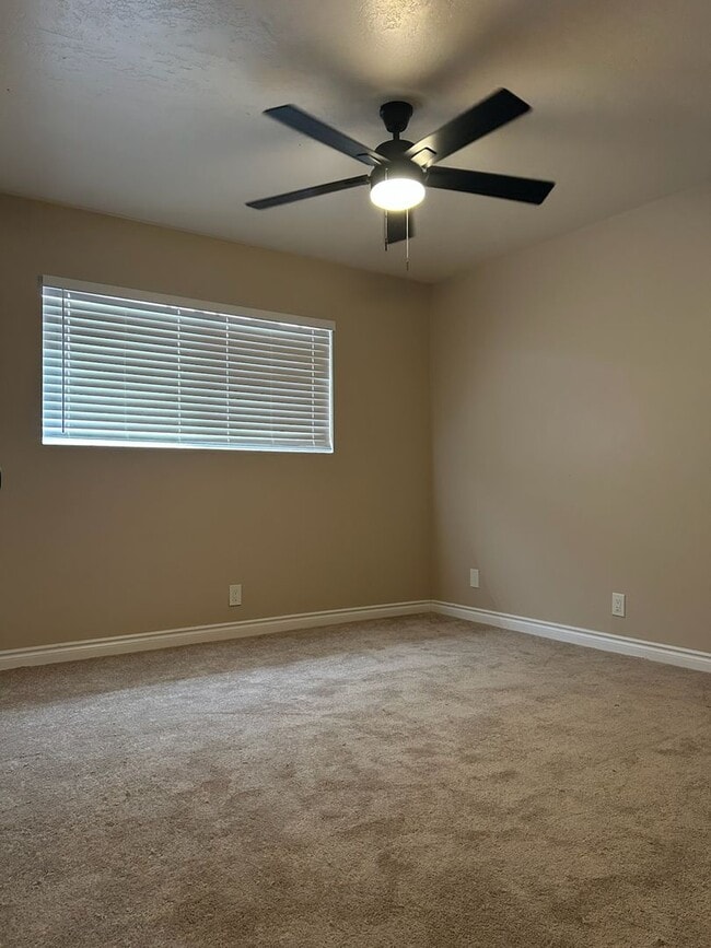 Building Photo - Please call Vaughn Realty, 760-446-6561 to set up an appointment.