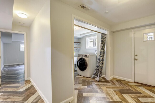 Building Photo - 3/3 Beautiful Contemporary Home in Greenwich Forest