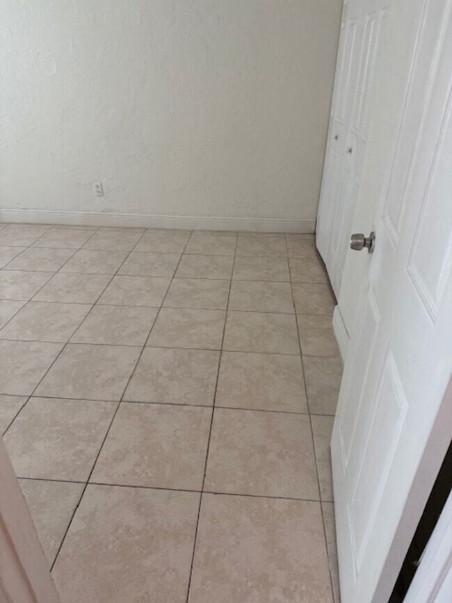 Building Photo - Ground floor 2 bedroom condo