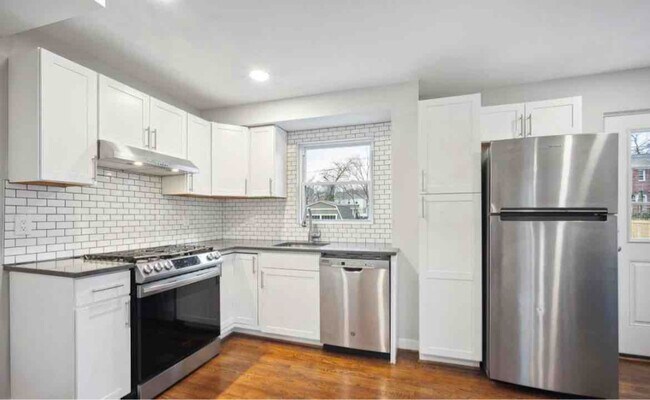 Building Photo - 2836 Fairhaven Ave