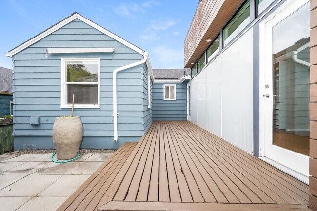 Building Photo - Inviting 3bed Seattle Home with Garage, Yard, and Parking!