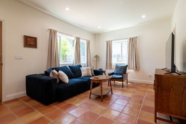 Building Photo - Contemporary New home in Monrovia