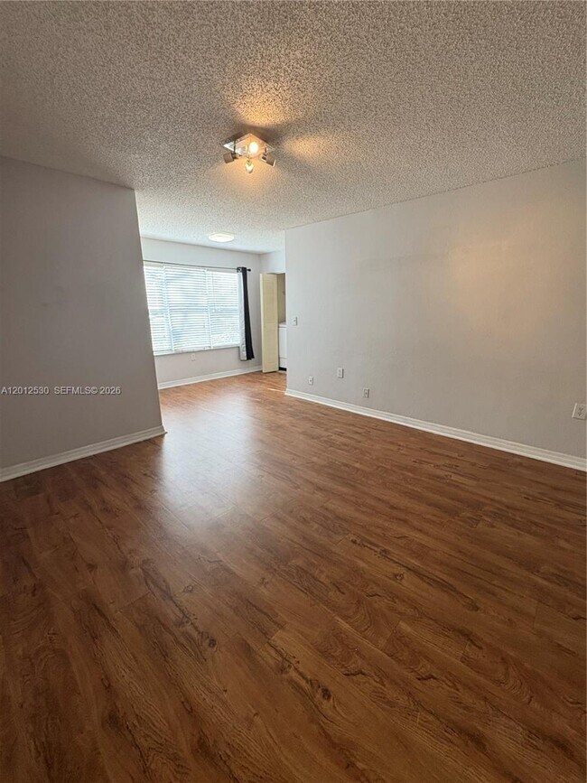 Building Photo - 701 Vista Isles Dr