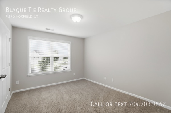 Building Photo - 4376 Foxfield Ct