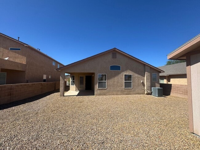 Building Photo - 3 bed 2 bath home in Huning Ranch