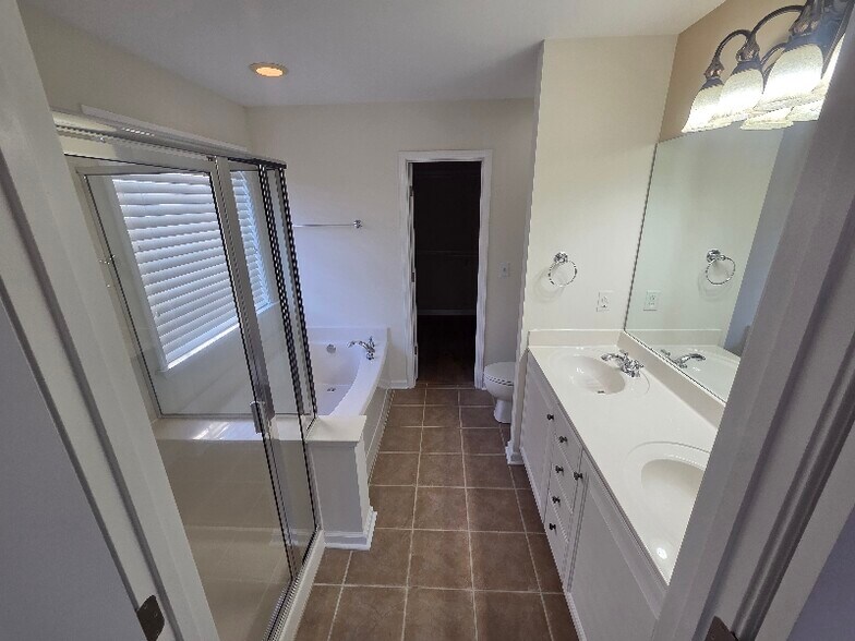 Building Photo - 418 Rosemeade Ct